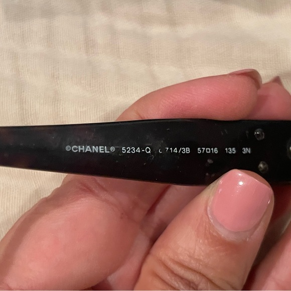 CHANEL Brown Tortoise Sunglasses - Picture 5 of 5